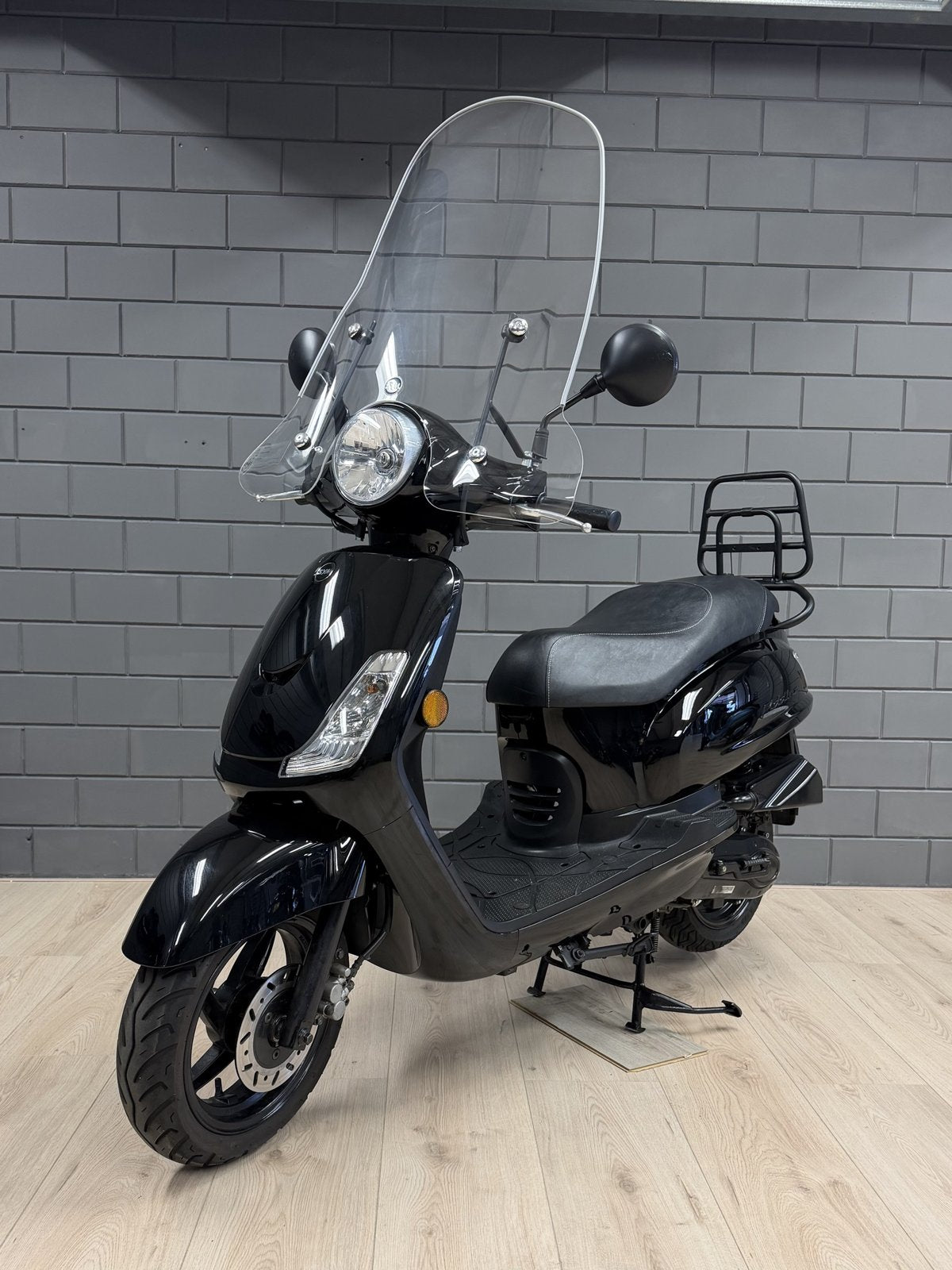 SYM Fiddle – Zwart met windscherm en achterrek