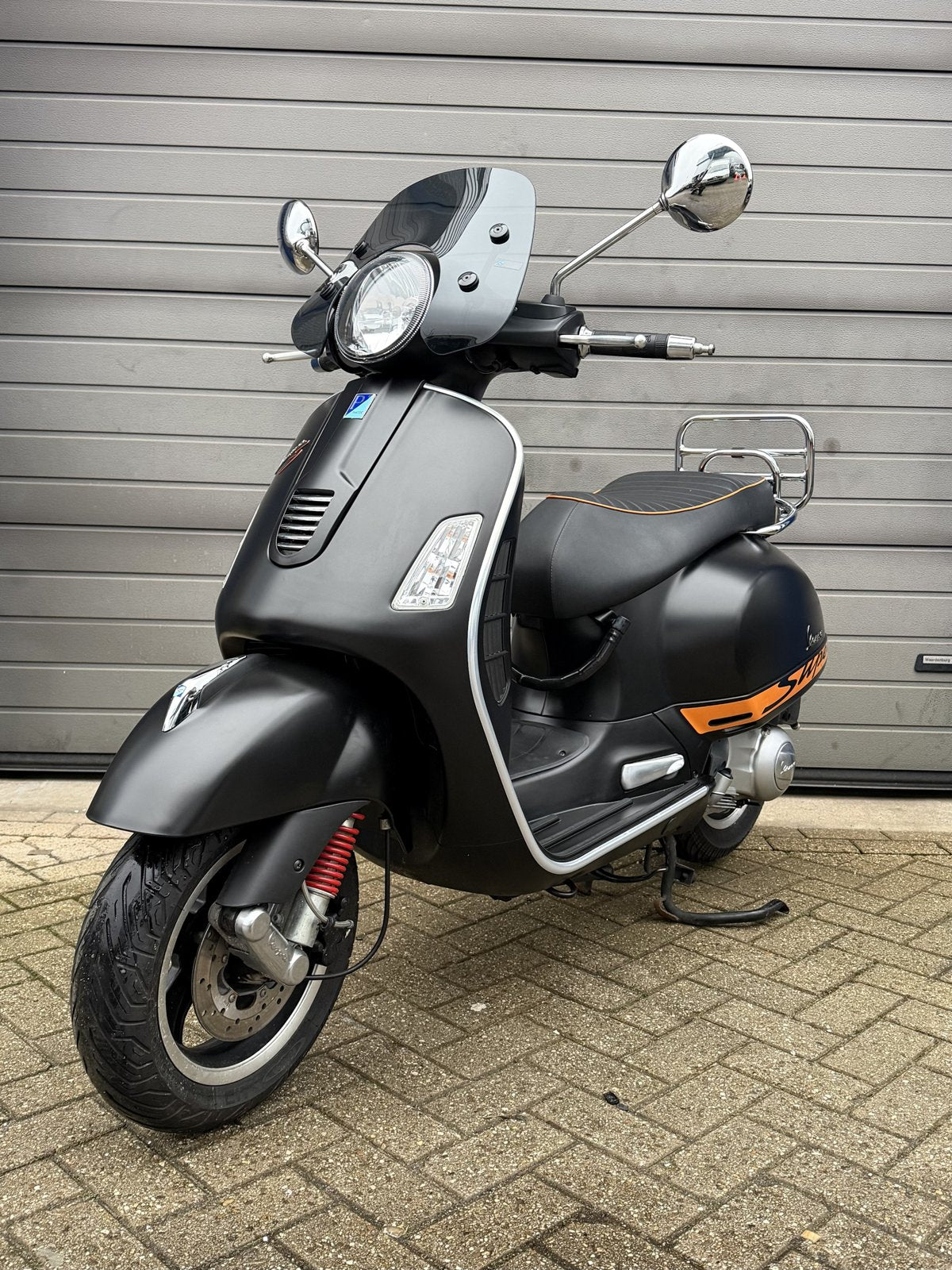 Vespa GTS Super – Mat zwart/oranje