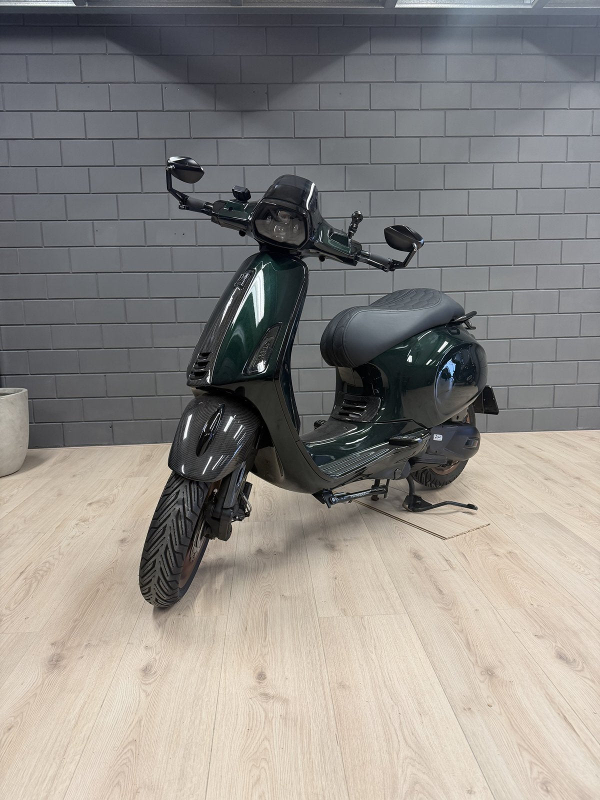 Vespa Sprint – Donkergroen carbon