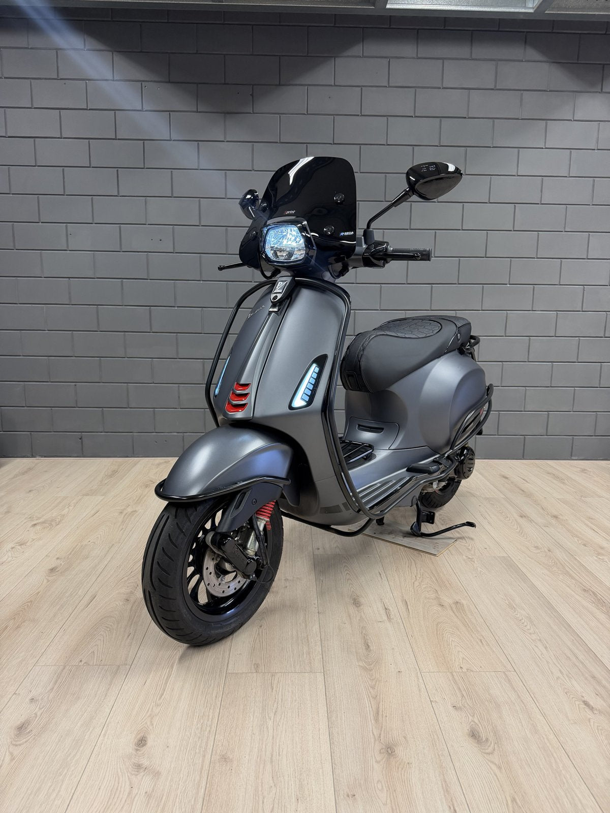 Vespa Sprint – Mat grijs/rood