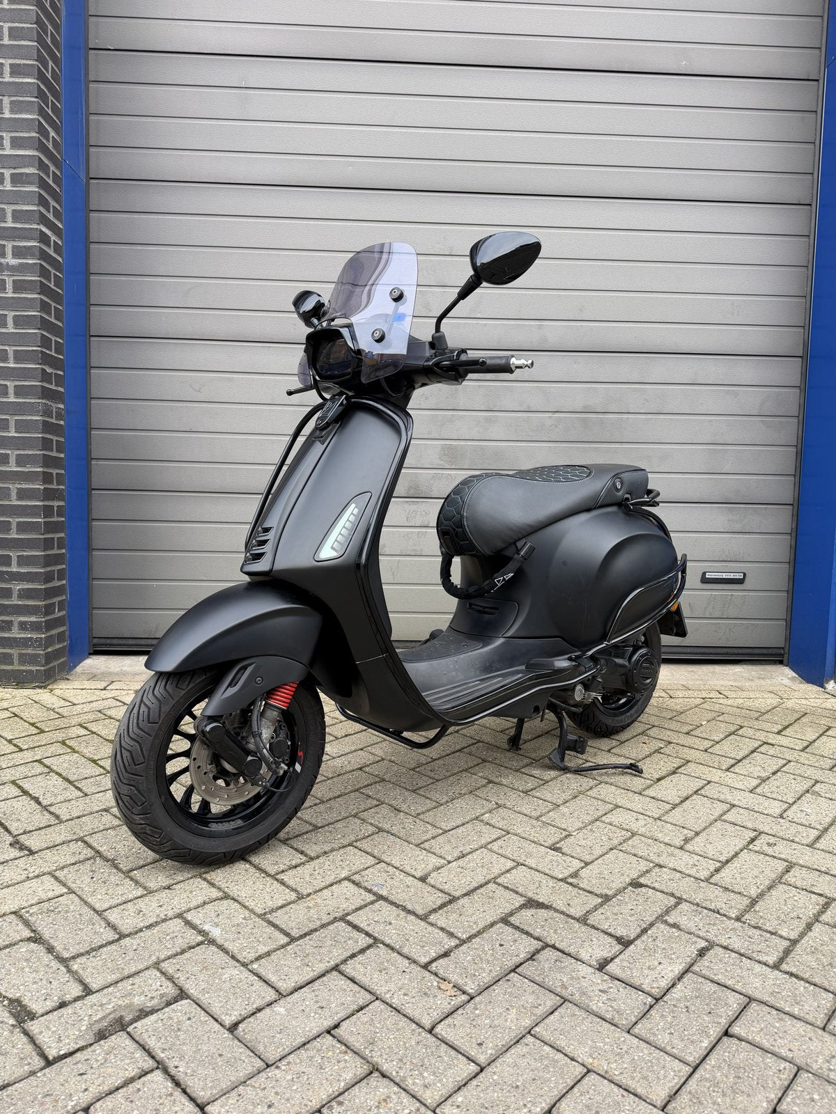 Vespa Sprint – Mat zwart met ruitzadel