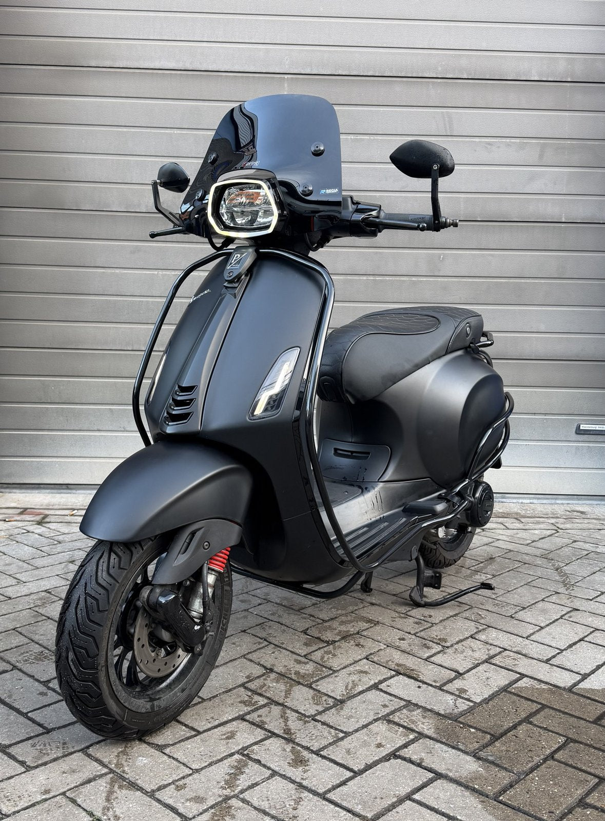 Vespa Sprint – Mat zwart met valbeugels